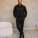 MONZA PANTS | BLACK – lifestyle, complete set met bijpassende zwarte MONZA jacket