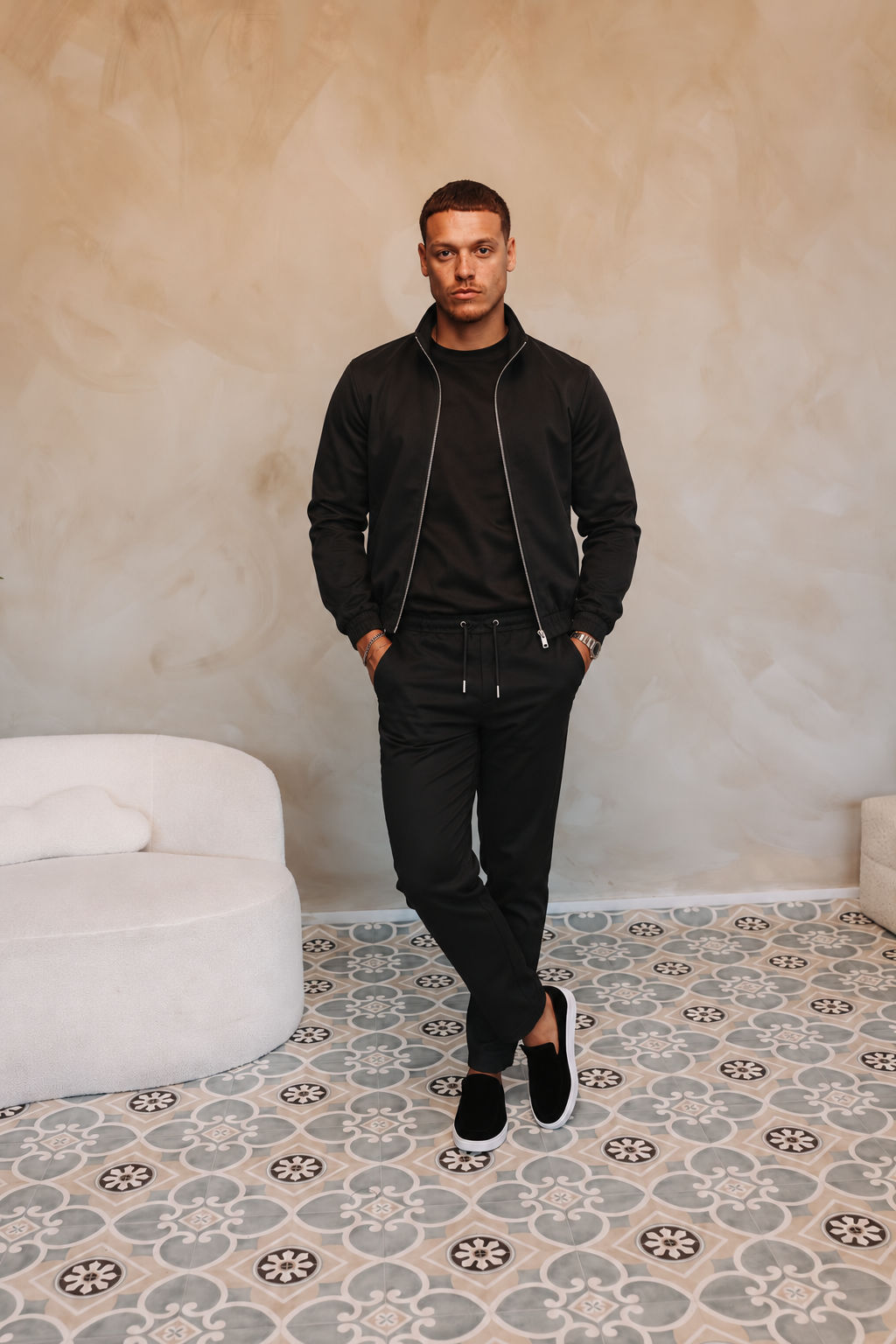 MONZA PANTS | BLACK – lifestyle, complete set met bijpassende zwarte MONZA jacket