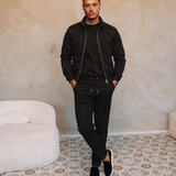 MONZA PANTS | BLACK – lifestyle, complete set met bijpassende zwarte MONZA jacket