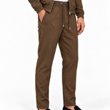 MONZA pants bruin – schuin van voren, complete set met bijpassende jacket (studio)