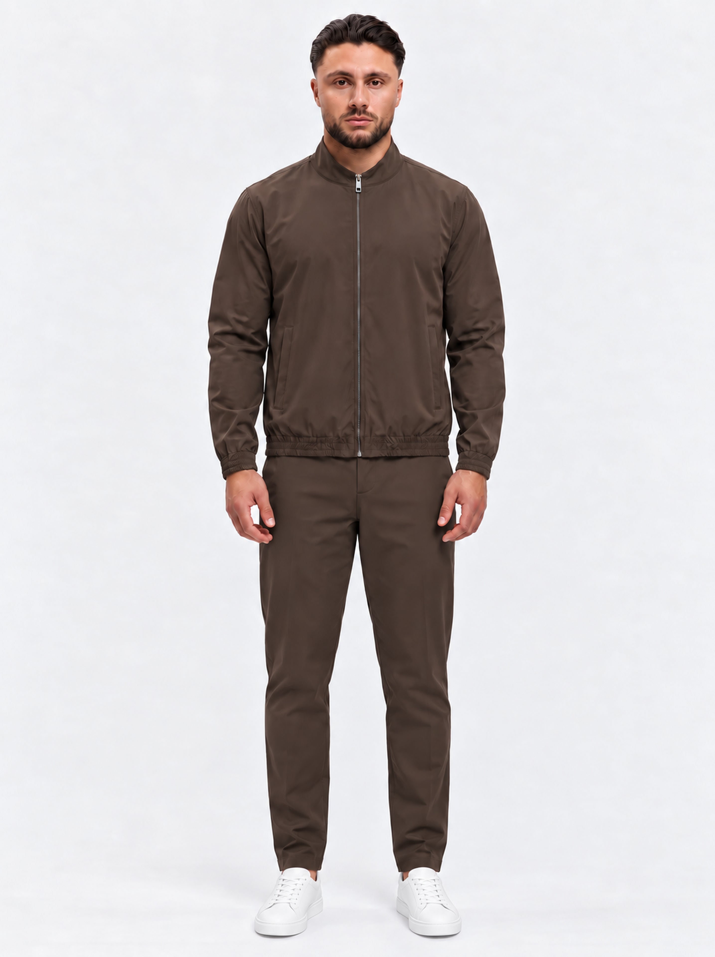 TECH ZIP SUIT | BROWN - volledige outfit met witte sneakers